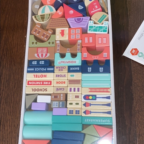 Brand new (sealed) Montessori 115 piece city building wooden block - Picture 2 of 8